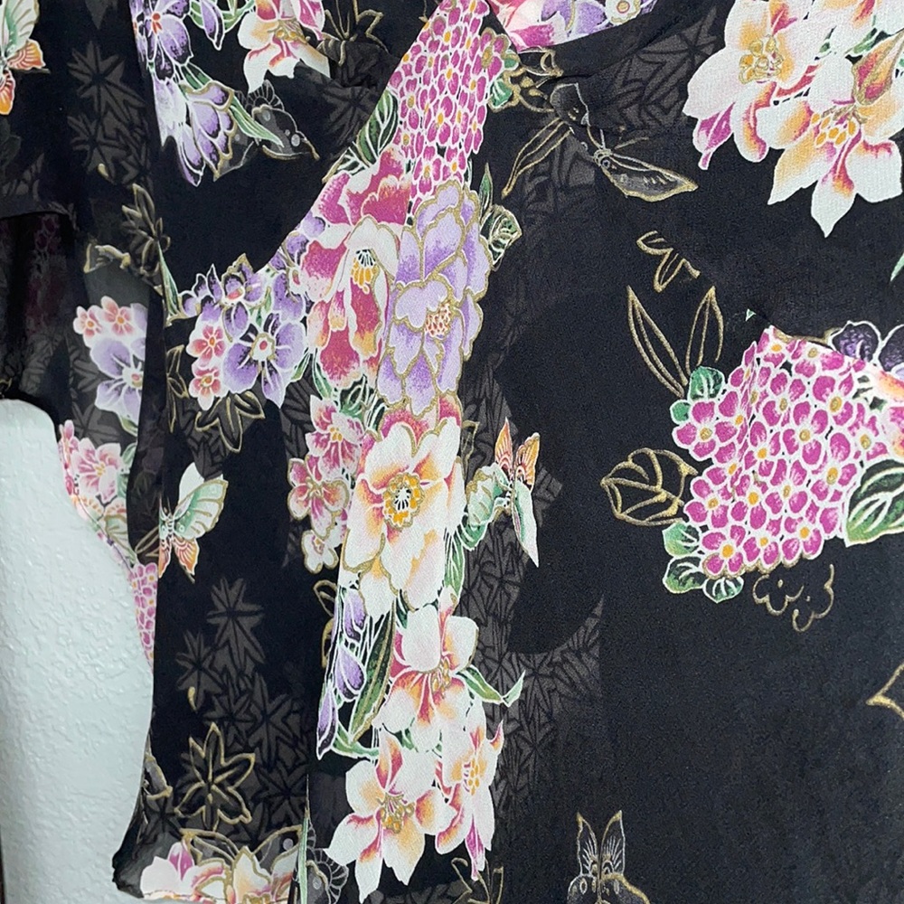 Black floral print crepe top Fashioned sleeves